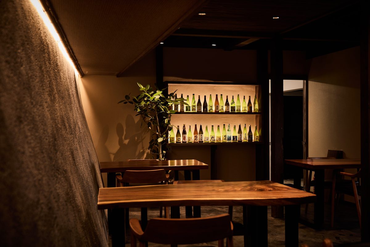 地酒の棚を望む食事処